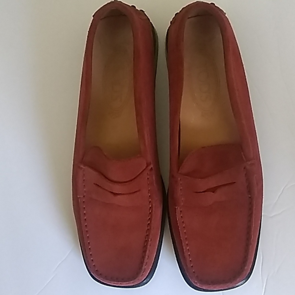 TOD’s LOAFERS IN RED. SIZE 8.5 WOMENS. GREAT CONDITION.